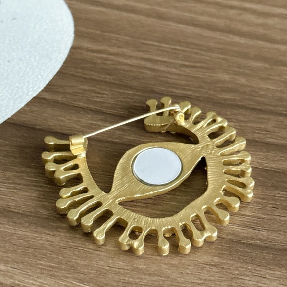 Gold Eye Brooch with Crystals Q674 - Picture 3 of 4